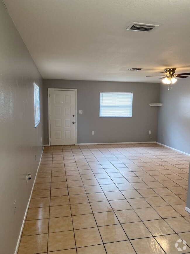 Building Photo - 2/1 Duplex Available Now! Rental