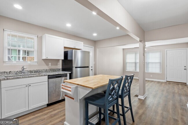 Photo - 1799 Shirley St SW