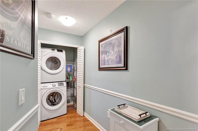 Building Photo - 150 SE Four Winds Dr Unit B303