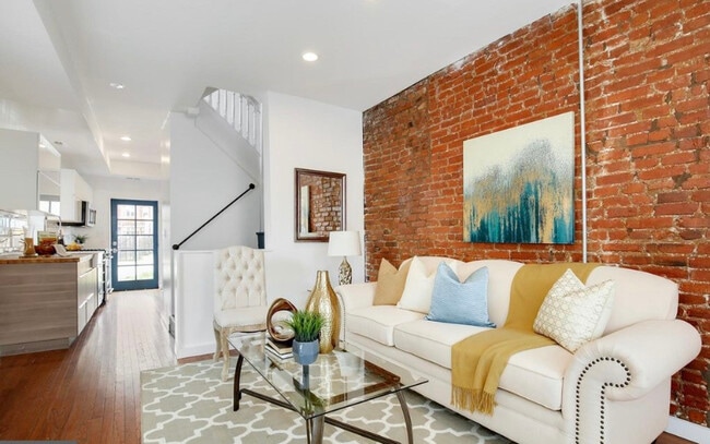 Corner townhome unit with amazing light - first floor living space - 330 Elm St NW Rental