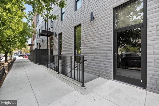 Building Photo - 400 S Conkling St Unit 6