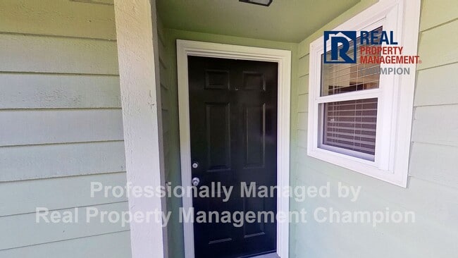 Building Photo - Spacious End Unit Townhome with Private De...