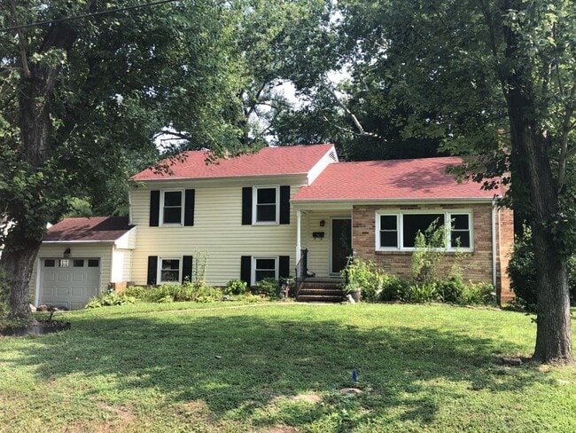 Building Photo - 3 Bedroom 1.5 Bathroom Single Family Home ...