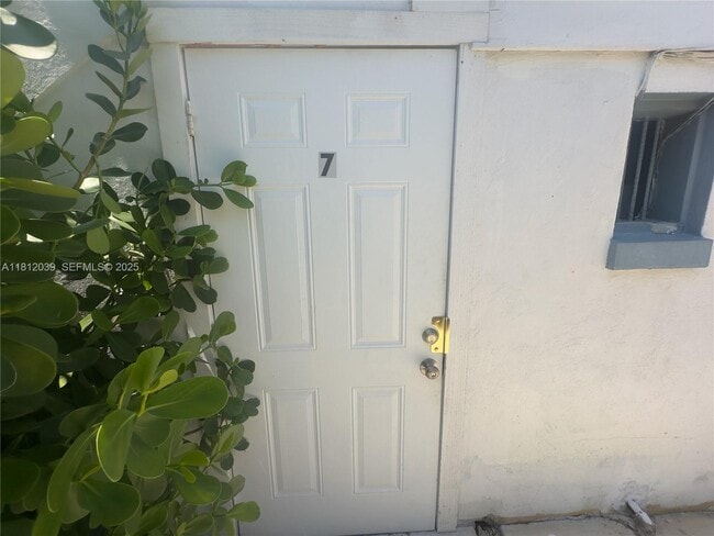 Building Photo - 225 NE 56th St Unit 223-7