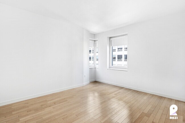 Photo - 70 W 45th St