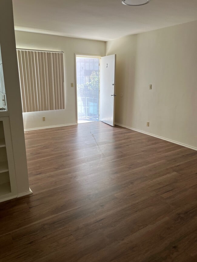 Photo - 827 N Hudson Ave