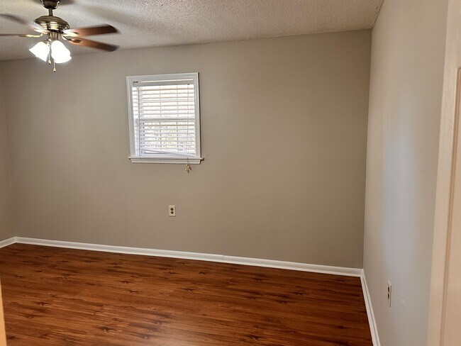 Photo - 406 Rutland Rd