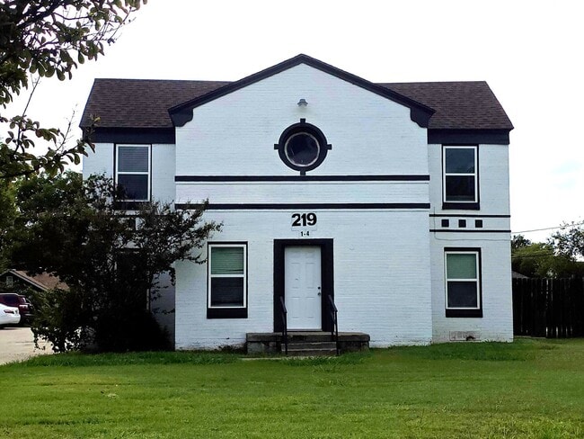 Building Photo - 219 SE 13th St Unit #4