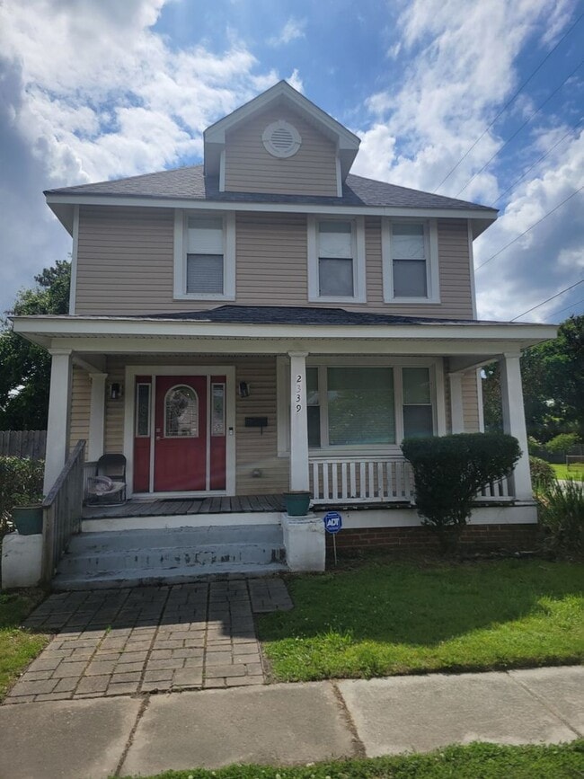 Building Photo - 4 bedroom 3 baths single family house clos...
