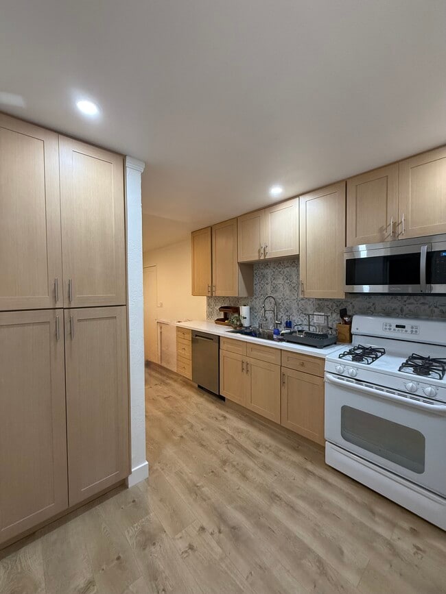 fully stocked kitchen with pantry - 521 W Montecito St Unit 1