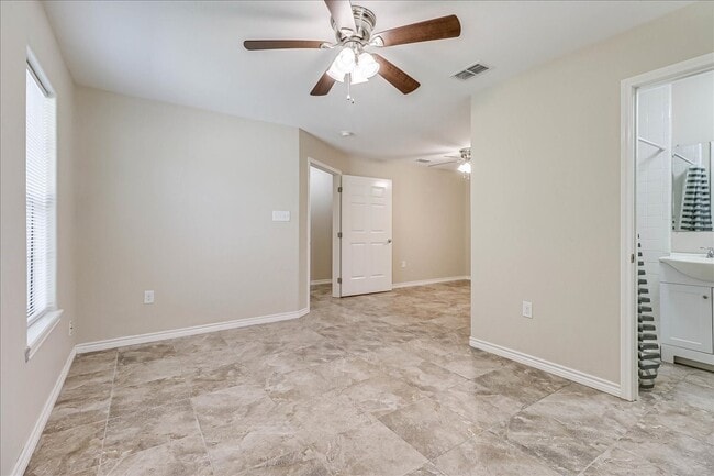 Photo - 2111 E Lott Ave
