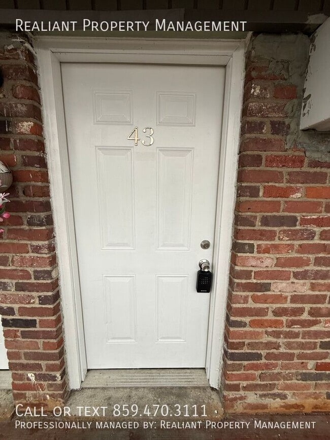 Building Photo - 2021 Cambridge Dr Unit 43