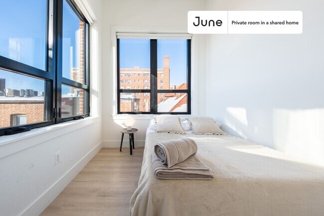 Room in Shared 4 bed/2 bath home in Dupont Circle