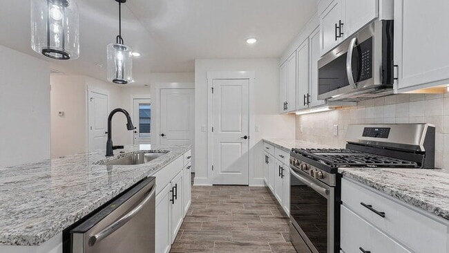 Photo - "Charming 3-Bedroom Retreat with Granite Finishes & Cozy Fireplace in Farmington!"