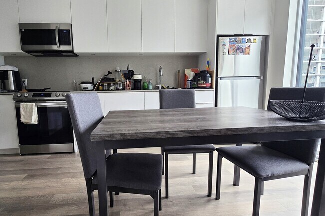 Photo - 357 King St W