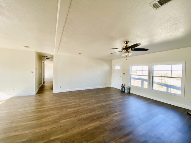 Photo - 415 Mostyn Ln