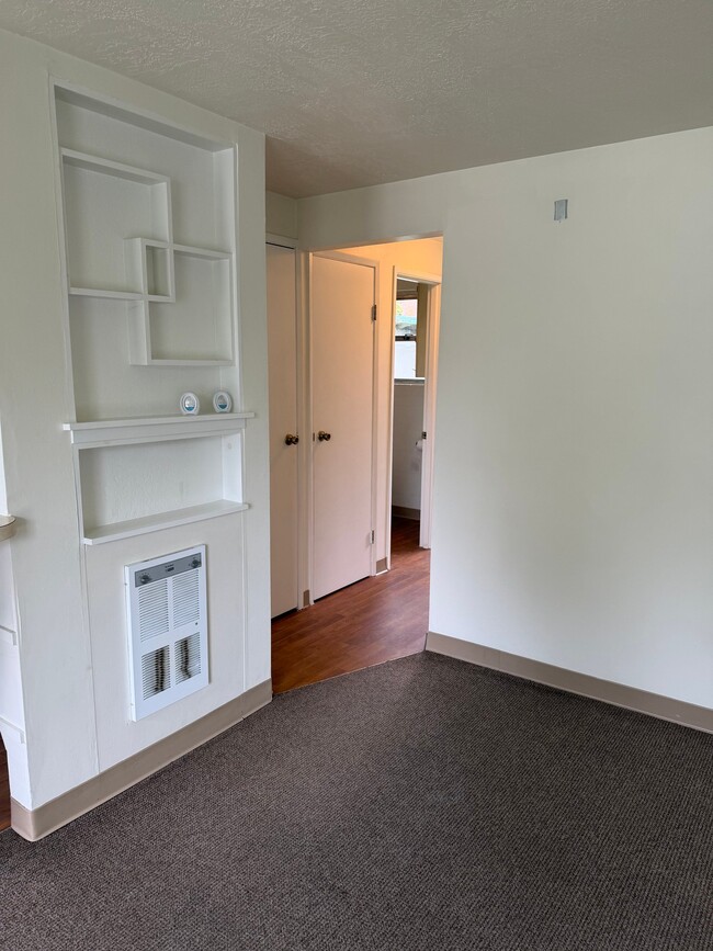 Photo - 100 Logan Ave S Unidad B