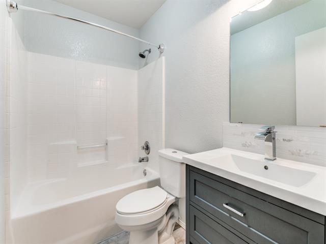 Photo - 6508 Manitoba St