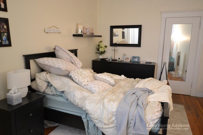 Building Photo - 318 Saint Paul St Unit 5