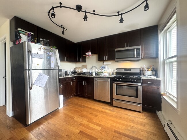 Building Photo - 30 Wordsworth St Unit 2