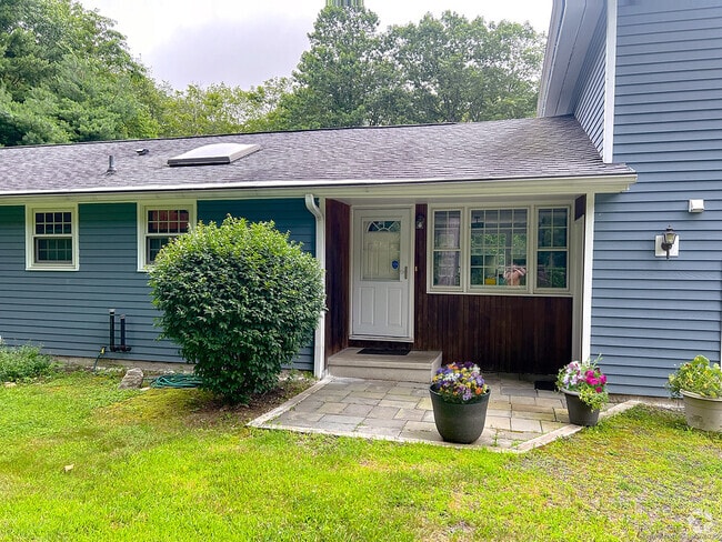 Building Photo - 489 N Roast Meat Hill Rd Rental