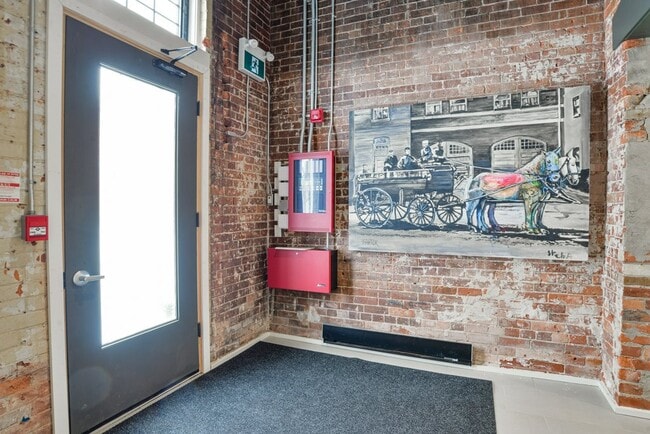 Photo - Modern Luxury Living in Downtown Orillia - Historic Firehall Lofts (w/ free parking available) Unité 102