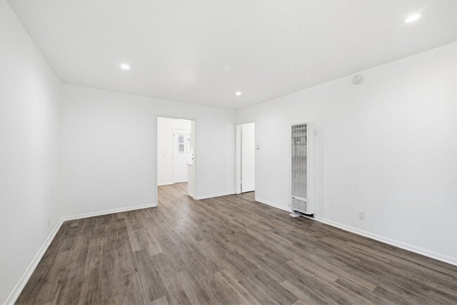 Building Photo - 4264 W Broadway Unit C