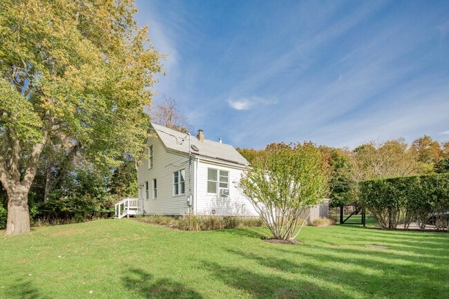 Building Photo - 706 Springs Fireplace Rd