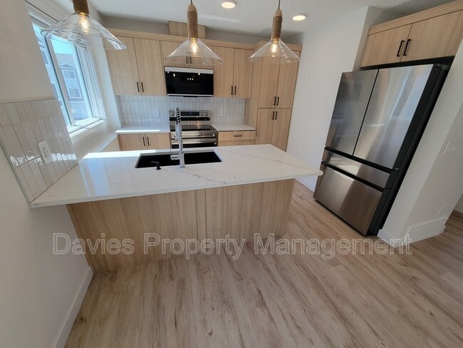 Photo - 16335-16384 84 St NW