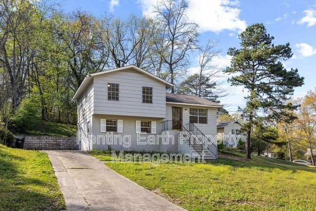 Photo - 2836 Creek Ln NE