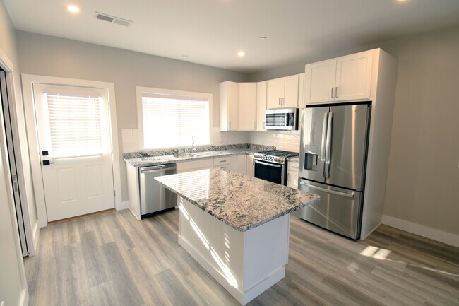 Photo - 819 Aquidneck Ave Apartments