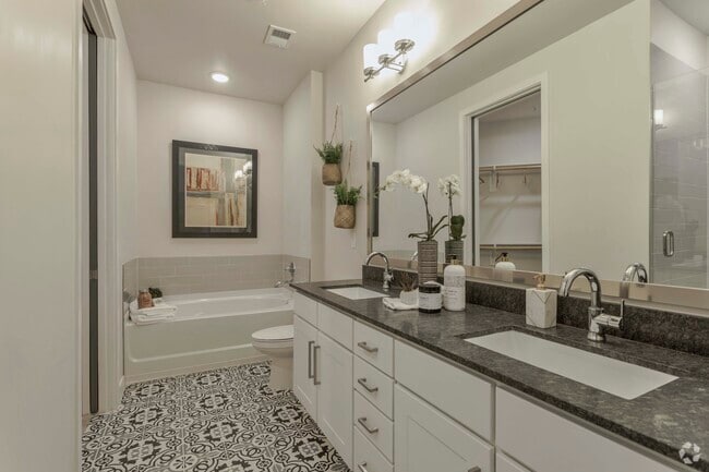 2BR, 2BA - 1217 SF B6 - Bathroom - The Gabriella