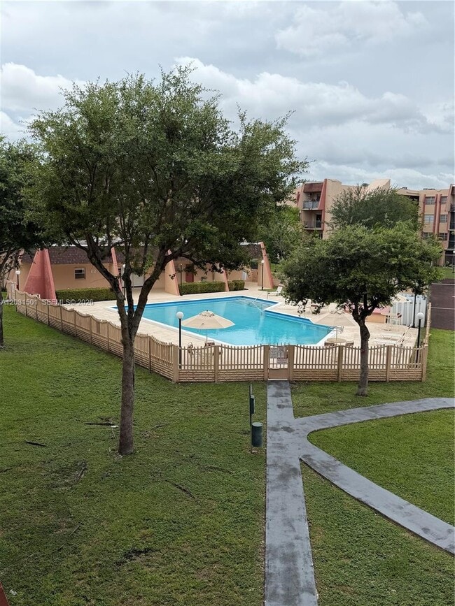 Building Photo - 13701 Kendale Lakes Cir Unit B-308