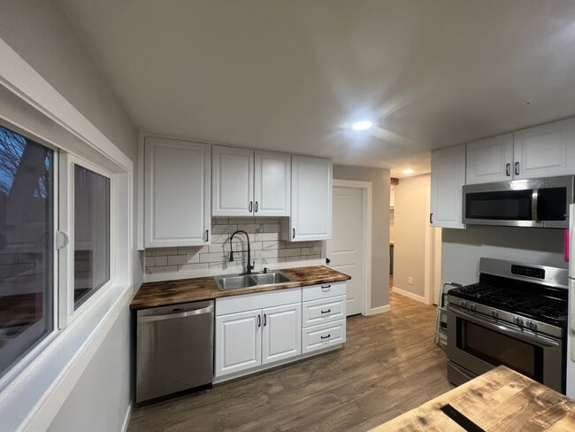 Photo - 305 Calistoga St W