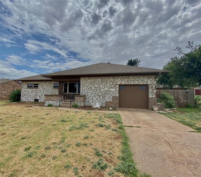Building Photo - 325 Memorial Dr Rental