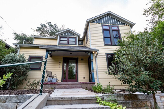 Building Photo - Charming 3 Bed / 2.5 Bath Two-Story Home!