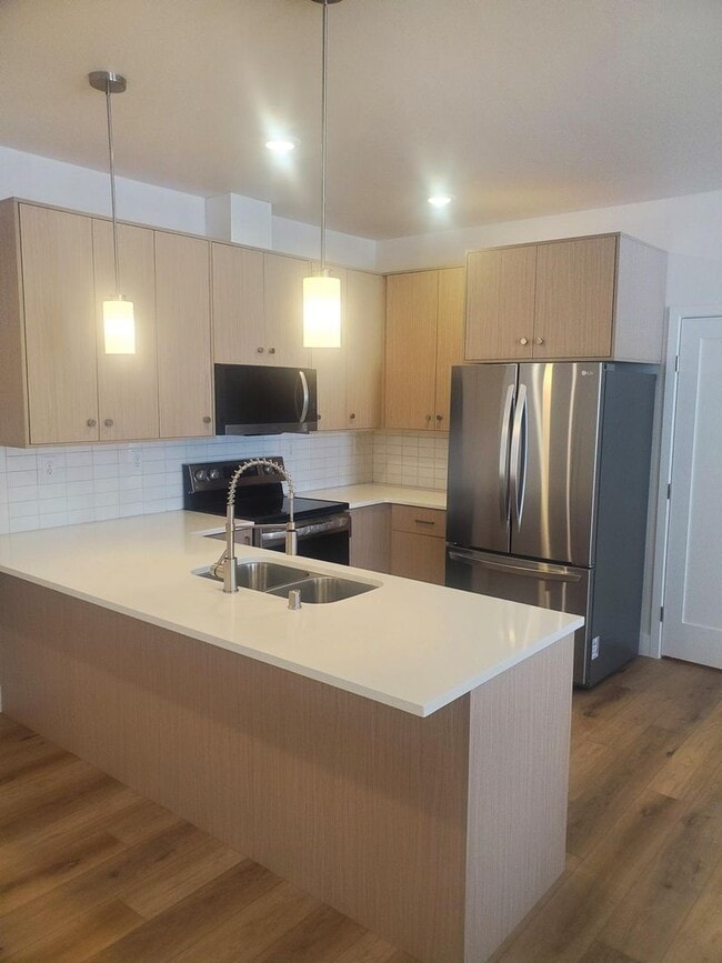 Building Photo - 16 E 7th St Unit 16 E 7TH A