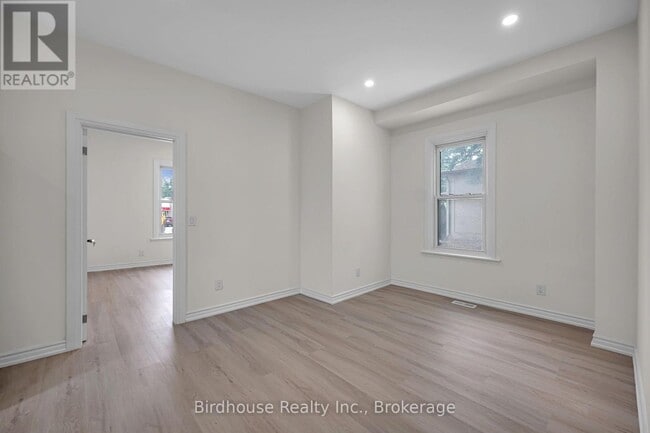 Photo - 108 Lindsay St S