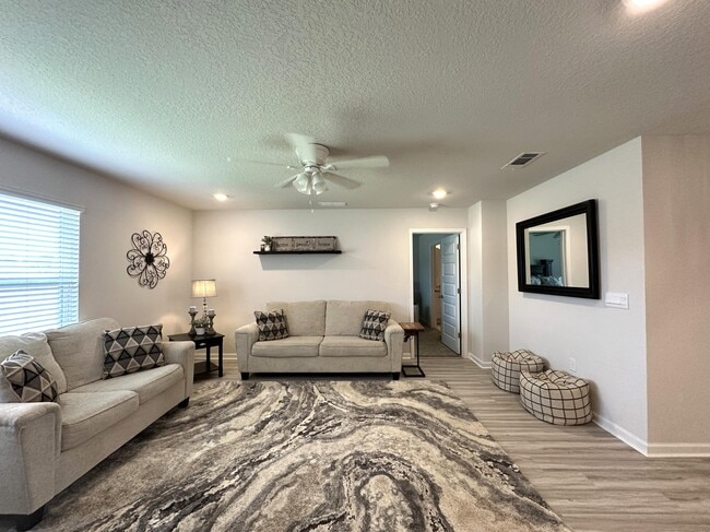 Photo - 828 Otto Loop