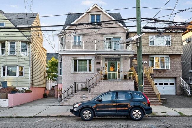 Photo - 561 AVENUE E