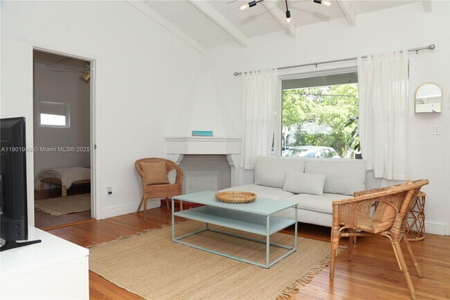 Photo - 460 NE 76th St