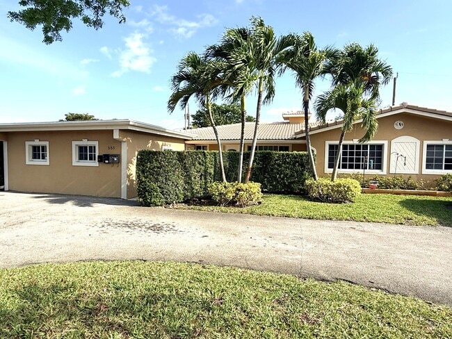 Building Photo - 551 SE 15th St Unit W