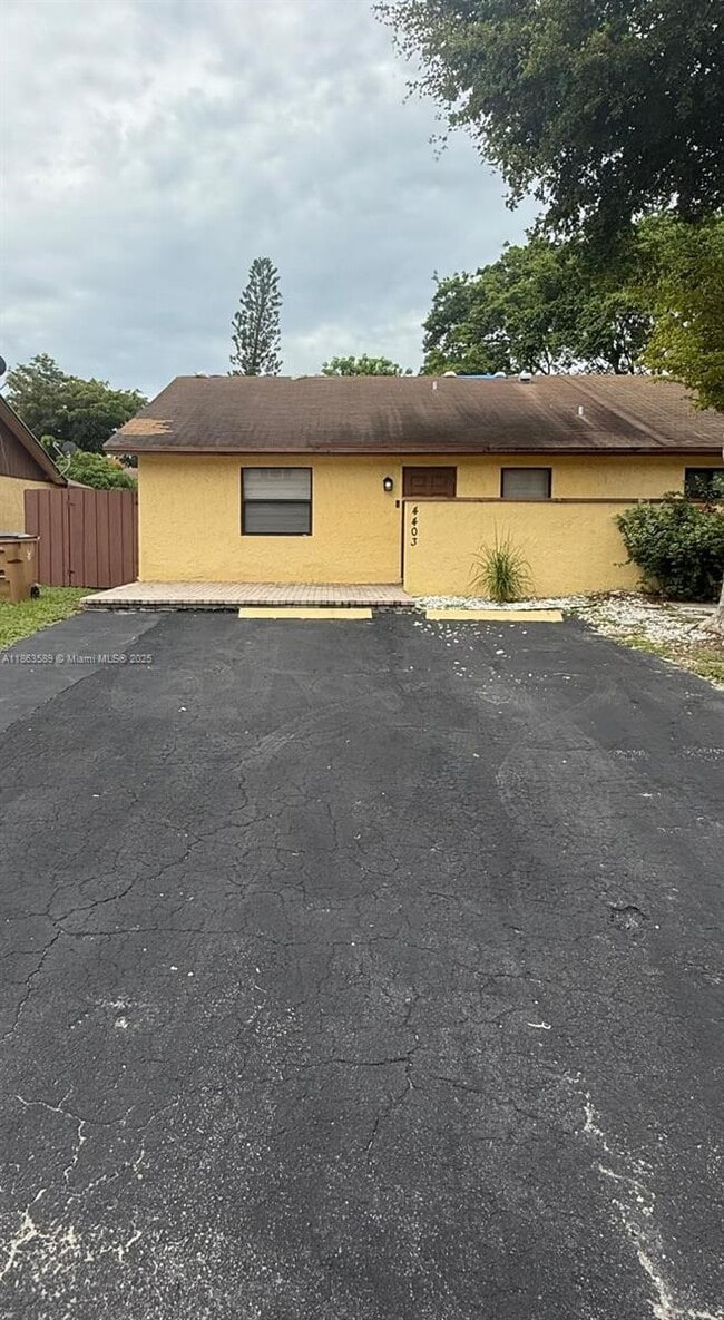 Building Photo - 4403 NW 4th Ave Rental
