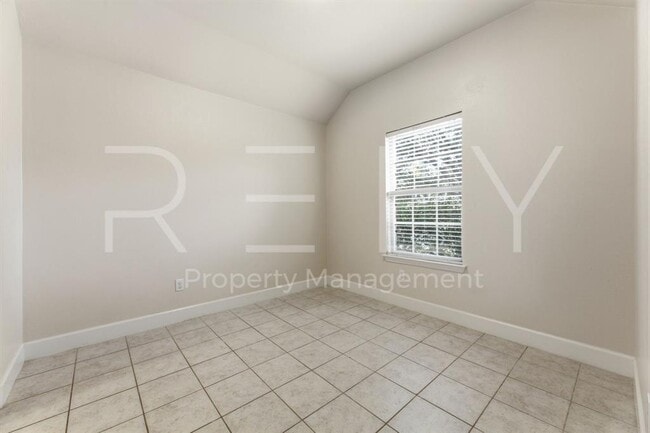 Photo - 356 Housefinch Loop