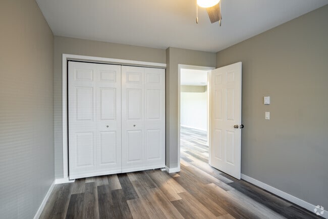 2BR, 1BA - 825 SF