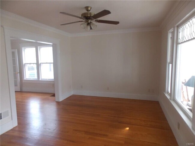 Photo - 616-18 Helen St