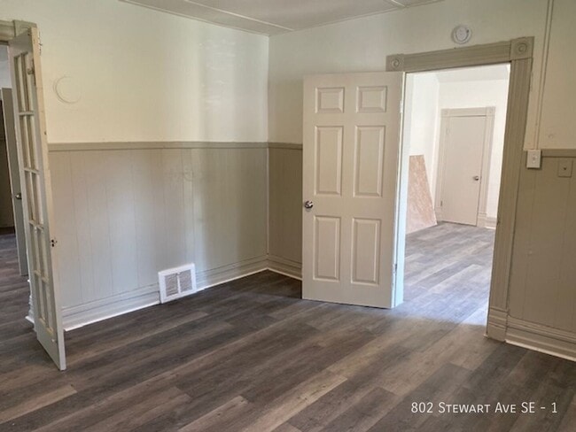 802 Stewart Ave SE Unit 1