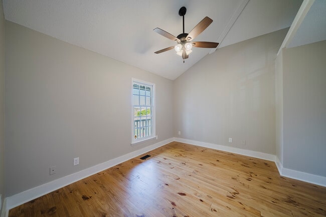 Photo - 1072 Walnut St