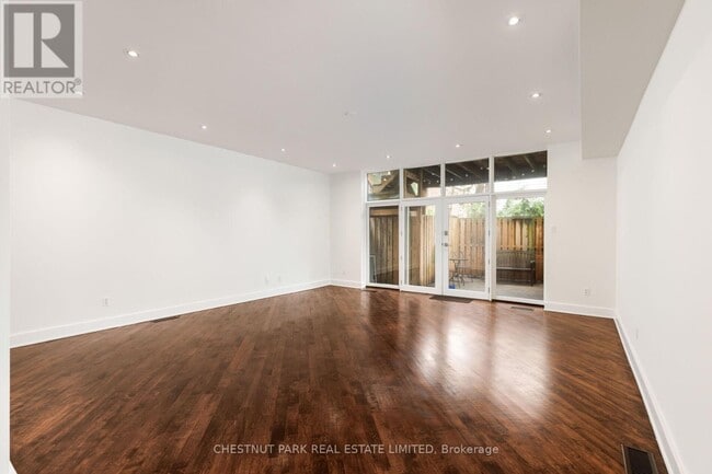 Photo - 734 Huron St