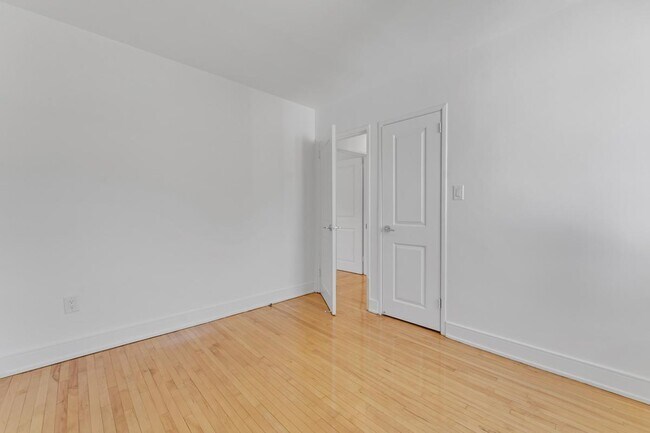 Photo - 389-401 Yonge St